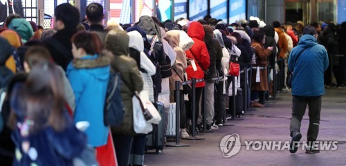 서울 한 면세점 앞에 이른 아침부터 줄을 선 중국인 쇼핑객들 [연합뉴스 자료사진]