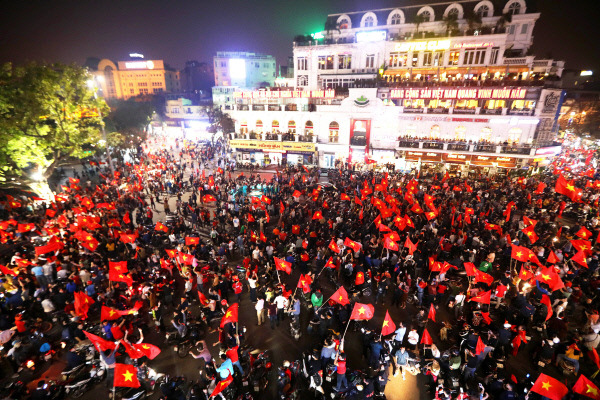 23일 베트남 하노이에서 베트남 축구대표팀의 AFC U-23 결승 진출을 축하하는 시민들이 거리로 뛰쳐나와 기뻐하고 있다. EPA연합뉴스