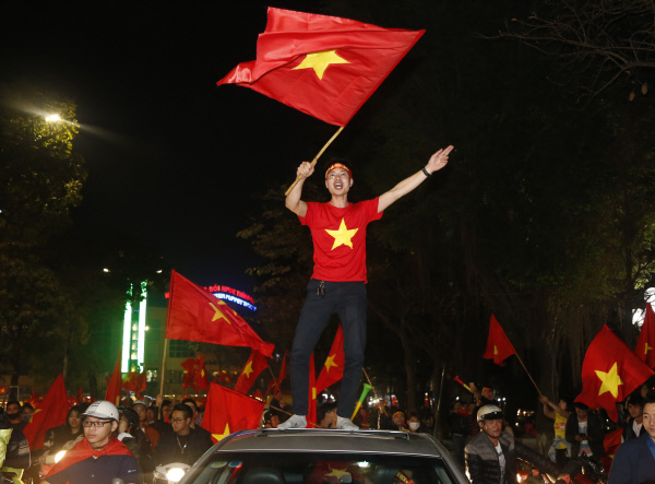 23일 베트남 하노이에서 베트남 축구대표팀의 AFC U-23 결승 진출을 축하하는 시민들이 거리로 뛰쳐나와 기뻐하고 있다. AP연합뉴스