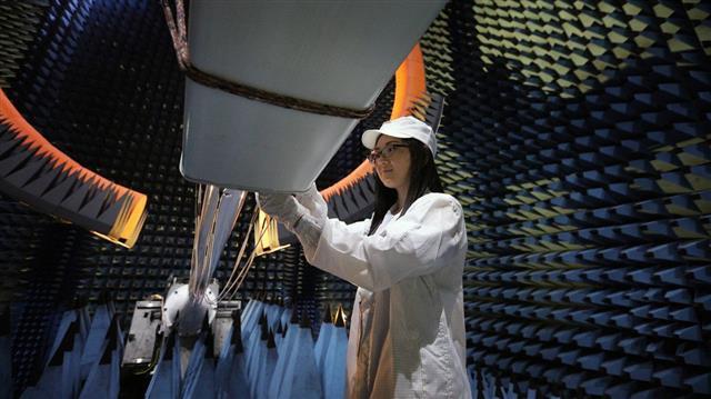 중국은 인력과 자원의 엄청난 투자로 과학 선진국이라는 미국, 유럽연합과 대등한 위치에서 경쟁하고 있다. 사진은 중국 과학자가 전파망원경을 점검하는 장면.MIT테크놀로지리뷰 제공