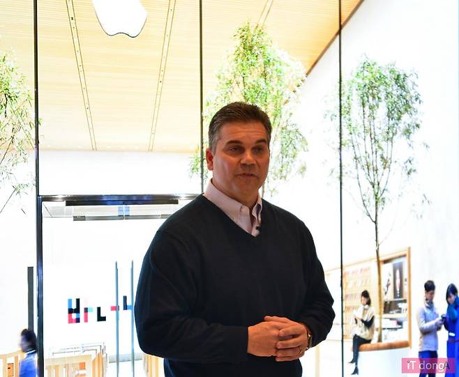 애플 가로수길 디자인을 설명하는 데니 투자 디렉터