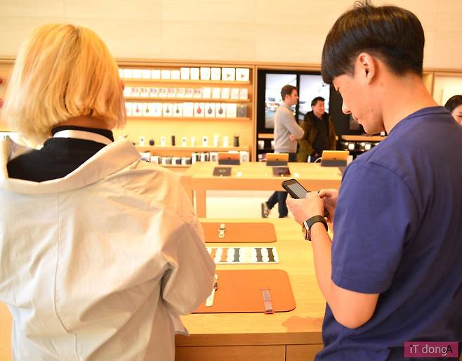 지니어스는 제품 선택과 결제, 판매 등을 방문객과 대화로 진행한다