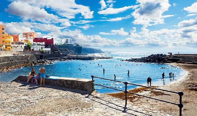 눈부시게 파란 바다와 온화한 날씨를 자랑하는 유럽의 하와이 스페인 테네리페섬(사진=ⒸGettyImagesBank 제공)