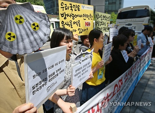 환경운동연합, 시민방사능감시센터 등 환경단체 회원들이 2015년 5월 22일 서울 종로구 일본대사관 앞에서 방사능오염 수산물 수입 강요하는 일본 정부를 규탄하며 기자회견을 하고 있다.