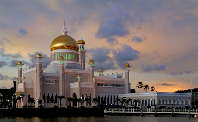 브루나이 이슬람사원 '오마르 알리 사이푸딘 모스크'.  브루나이를 대표하는 랜드마크 중 하나로, 28대 왕인 사이푸딘의 이름을 땄다. 플리커 제공