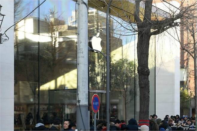 27일 오전 고객들이 애플의 국내 첫 유통매장인 애플스토어 '애플가로수길' 개장을 기다리고 있다. 이한형기자