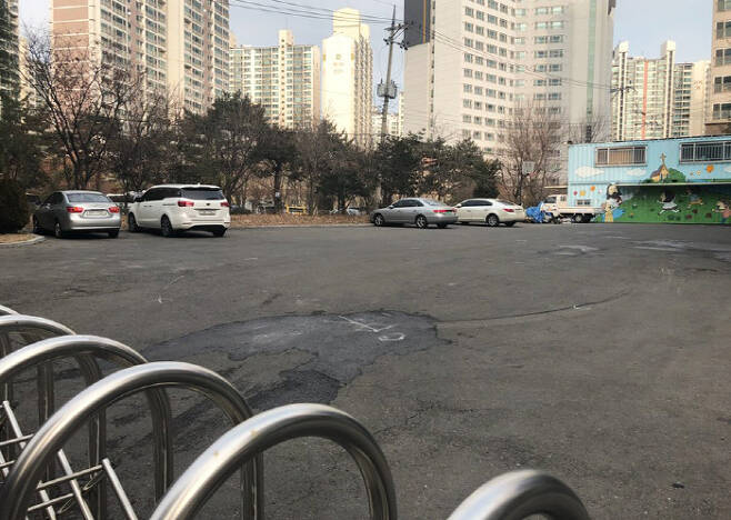 28일 오후 12시 24분께 서울 구로구 신도림 성당 내에서 후진하던 승용차가 신도들이 모여있던 텐트를 덮쳐 1명이 숨지고 10명이 다쳤다. 사진은 사고가 발생한 성당 주차장 모습. 연합뉴스