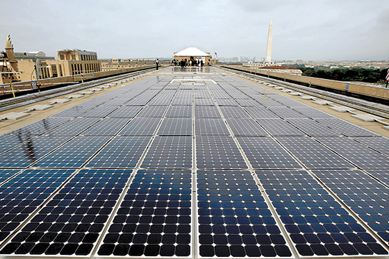 미국 에너지부가 전력 충당을 위해 워싱턴 청사 옥상에 설치한 태양광 발전 집광판. [AFP=연합뉴스]