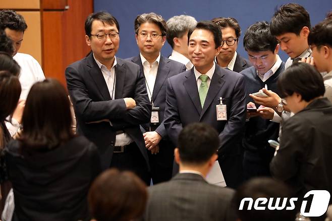 박수현 청와대 대변인(사진가운데 연두색 넥타이). 2017.10.20/뉴스1 © News1 이광호 기자