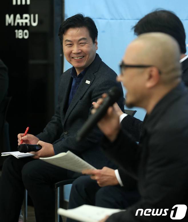 홍종학 중소벤처기업부 장관이 31일 서울 강남구 역삼동 '마루180'에서 열린 벤처업계 관계자들과 토크 콘서트를 하고 있다. 홍 장관은 이 자리에서 '민간중심의 벤처생태계 혁신대책'을 발표했다.2018.1.31/뉴스1 © News1 오대일 기자