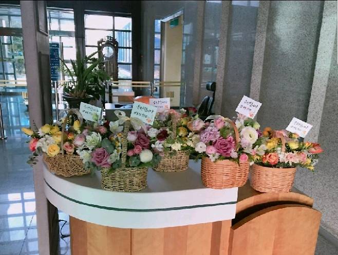 31일 서지현 검사를 응원하는 사람들이 통영지청에 배달한 꽃바구니. 독자 제공