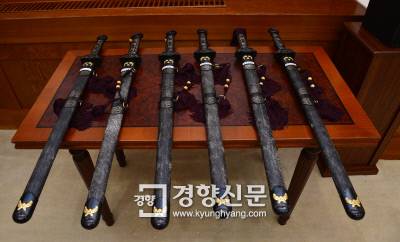 대통령이 장군 진급자들에게 내리는 삼정검. 조선시대 사인검의 정신을 지니라는 뜻에서 주는 것이다.