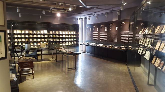 2층과 3층에는 진귀한 고서와 개화기 시대에 출판된 단행본들을 볼 수 있다