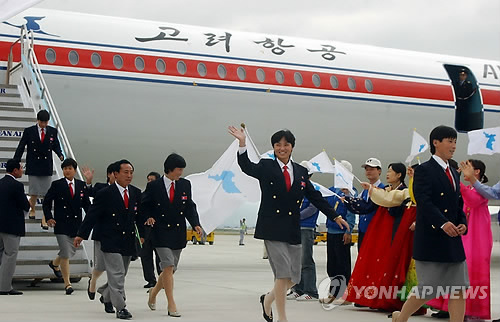 2002년 부산아시안게임 앞두고 김해공항 도착한 북한 선수단 [연합뉴스 자료 사진]