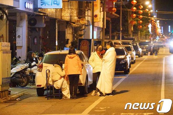 7일 화롄 시민들이 길거리에서 밤을 새우고 있다. © AFP=뉴스1