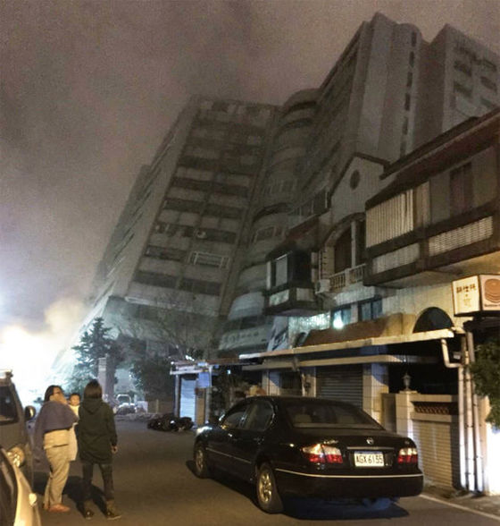 지진으로 무너진 호텔 건물 [사진 SNS 캡처]