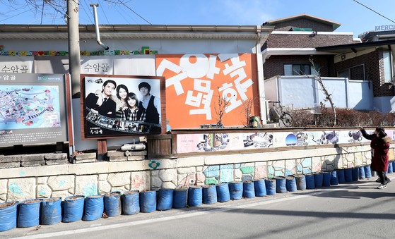 수암골은 드라마 촬영지로 유명하다. 마을 입구에 드라마 '카인과 아벨' 포스터가 걸려있다. 프리랜서 김성태