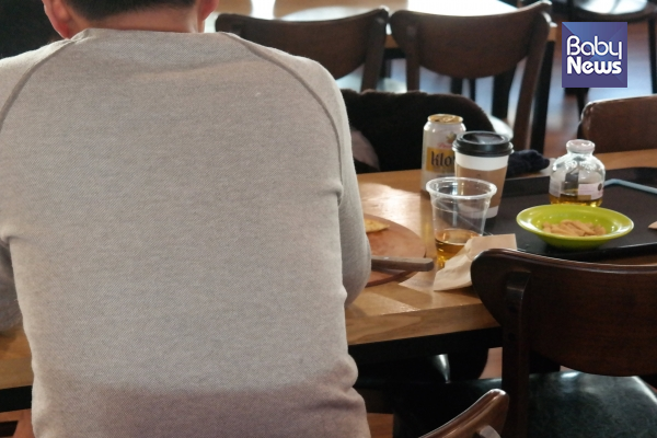 6일 오후 서울 서초구 서초동의 한 키즈카페에서 한 아빠가 맥주를 마시고 있다. 김재호 기자 ⓒ베이비뉴스