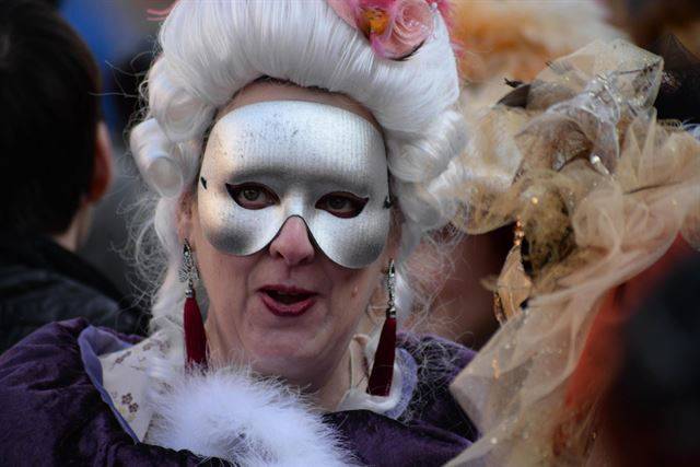 4일(현지시간) 이탈리아 베니스의 산마르코 광장에서 열린 베니스 카니발에 참가한 사람들이 가면과 전통의상을 입고 있다. AP 연합뉴스