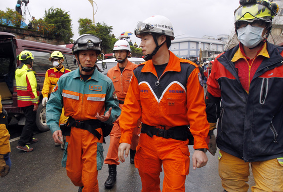 일본 구조대가 8일 지진 피해를 입은 대만 동부 화롄 지방에서 구조작업에 나서고 있다. 대만 정부는 전날 구조대를 파견하겠다는 중국 정부의 제안을 거부한 바 있다. [화롄 AP=연합뉴스]