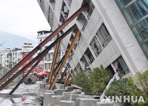 【화롄=신화/뉴시스】대만 동부 화롄(花蓮) 에서 8일 지진으로 인해 옆으로 기울어진 건물을 지지대가 받치고 있다.  2018.2.8