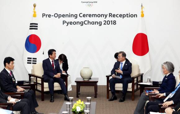 문재인-아베 정상회담 - 아베 일본총리와 회담9일 오후 문재인 대통령이 용평 블리스힐스테이에서 아베 일본총리와 회담을 하고 있다.2018.2.9.청와대사진기자단 문재인-아베 정상회담 - 아베 일본총리와 회담9일 오후 문재인 대통령이 용평 블리스힐스테이에서 아베 일본총리와 회담을 하고 있다.2018.2.9.청와대사진기자단