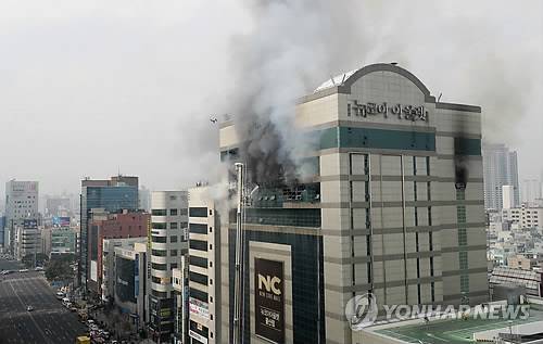 울산 뉴코아아울렛에서 불 (울산=연합뉴스) 김용태 기자 = 9일 오전 울산시 남구 뉴코아아울렛에서 불이 나 검은 연기가 피어오르고 있다. 2018.2.9 yongtae@yna.co.kr