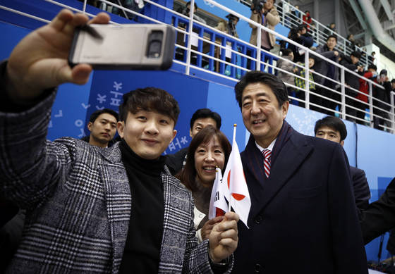 10일 관동하키센터에서 한국 팬과 셀카를 찍는 아베 신조 일본 총리. [AP=연합뉴스]