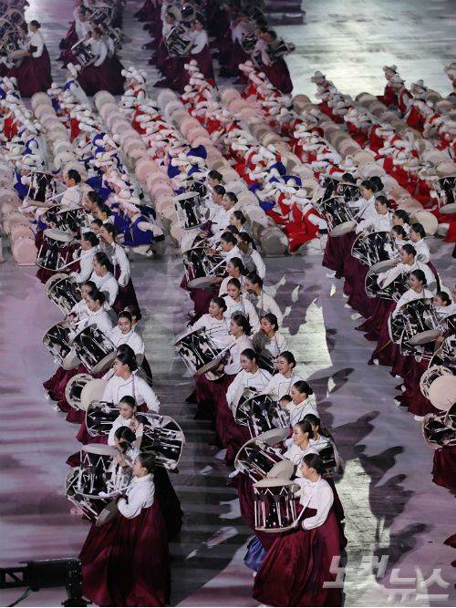 9일 오후 강원도 평창 올림픽 스타디움에서 열린 2018 평창동계올림픽 개회식에서 '태극:우주의 조화'를 주제로 공연이 열리고 있다. (사진=이한형 기자)