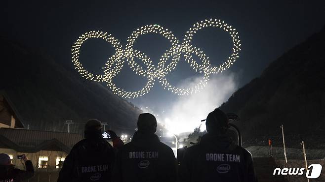 9일 열린 2018 평창 동계올림픽 개회식에서 드론으로 만들어진 오륜기. (인텔 제공) © News1