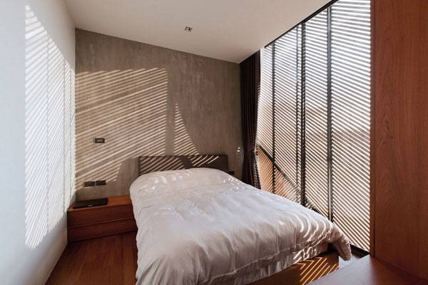 침실로 들어오는 햇빛이 건물 외부에 설치한 얇은 나무살을 통해 다양한 그림자를 연출한다. /ⓒKetsiree Wongwan