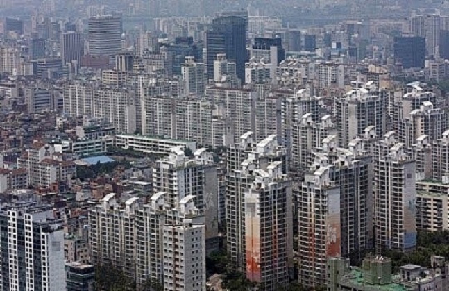 9일 국토교통부에 따르면 지난해 서울지역 전체 주택 인허가 실적은 11만3000가구를 기록했다. 이는 지난 2003년(11만6000가구) 이후 14년 만에 최대치다. 서울에 위치한 한 아파트 단지 전경. ⓒ데일리안