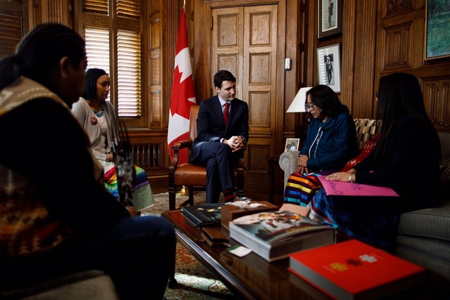 쥐스탱 트뤼도 캐나다 총리가 13일 오타와에서 2016년 숨진 콜튼 부시의 가족과 만나 대화를 나누고 있다. 트뤼도 총리 트위터 갈무리