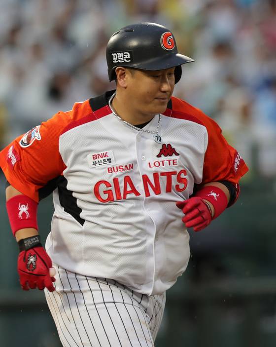 2017 타이어뱅크 kbo 리그 준플레이오프 5전 3선승제 5차전 롯데 자이언츠- NC 다이노스 전이 15일 부산 사직야구장에서 진행됐다.롯데 이대호가 6회말 무사때 유격수 앞 땅볼을 치고 전력질주하고 있다.부산=양광삼 기자yang.gwangsam@joins.com/2017.10.15/