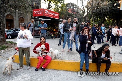 거리로 뛰쳐나온 시민들[로이터=연합뉴스]