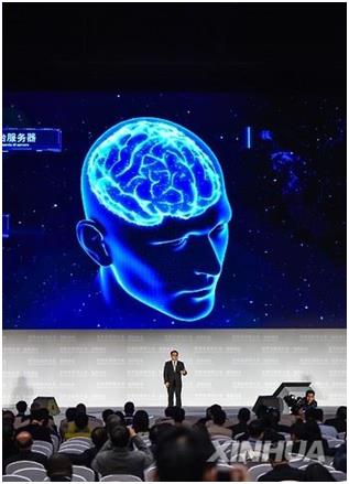 중국 정보기술(IT)기업 바이두가 자체 포럼에서 인공지능 기술을 소개하는 모습. 신화통신