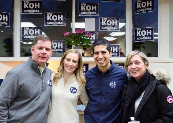 댄 고 미국 매사추세츠주 연방하원 후보(오른쪽 두 번째)가 부인 에이미와 지지자들과 포즈를 취하고 있다.