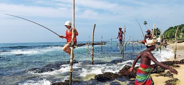 아한가마 해변에서 스틸트 피싱을 체험하는 관광객