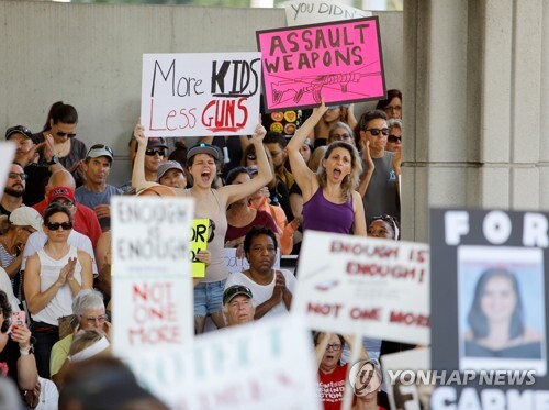 17일(현지시간) 미국 플로리다 주 포트로더데일 연방법원 앞에서 열린 총기 규제 강화 촉구 집회[로이터=연합뉴스]