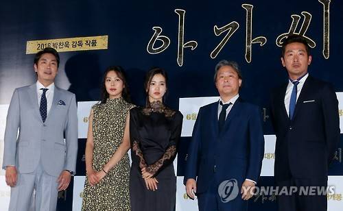 영화 '아가씨' 주역들 (서울=연합뉴스) 진연수 기자 = 배우 조진웅(왼쪽부터), 김민희, 김태리, 박찬욱 감독, 하정우가 25일 오후 서울 성동구 CGV 왕십리점에서 열린 영화 '아가씨' 언론시사회에서 포즈를 취하고 있다. 2016.5.25 jin90@yna.co.kr