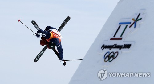 거스 켄워시가 2018 평창동계올림픽 프리스타일스키 남자 슬로프스타일 예선에서 연기를 펼치고 있다.[EPA=연합뉴스]
