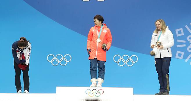 유승민 IOC 위원의 메달 수여가 끝나자 이상화가 관중들에게 고개숙여 인사하고 있다. 우상조 기자