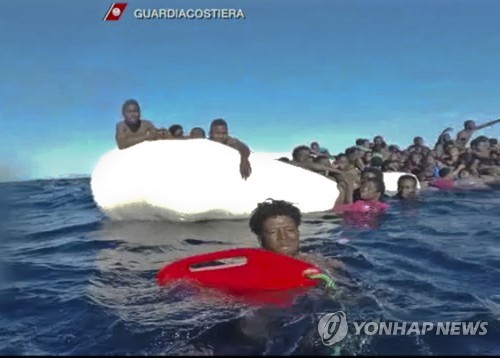 이탈리아 해안경비대, 리비아 해역서 난민구조 [AP=연합뉴스 자료사진]