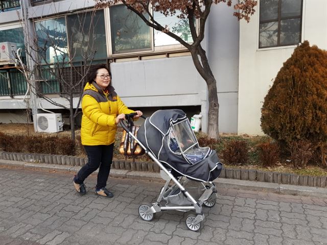 '우리동네 아이돌봄기동대'의 전행임씨가 13일 어린이집에서 아이를 데려와 집으로 가고 있다.