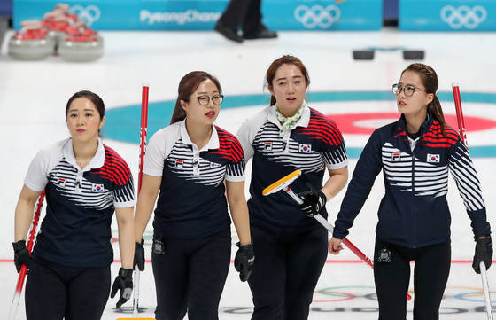 21일 강릉컬링센터에서 열린 여자 컬링 예선 대한민국과 러시아 출신 올림픽 선수의 경기에서 11대2로 승리를 거둔 한국팀 선수들이 관중들에게 인사를 한 뒤 경기장을 나서고 있다.   왼쪽부터 김영미 동생 김경애, 김영미 동생 친구 김선영, 김영미, 김영미 친구 김은정.[강릉=연합뉴스]