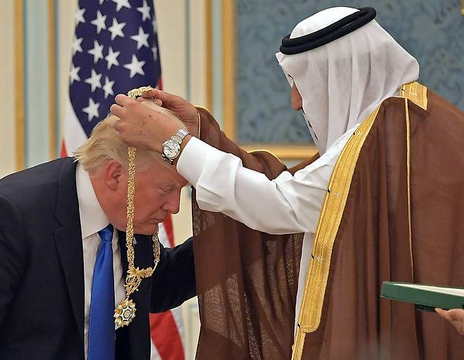 지난해 5월 사우디아라비아를 방문해 살만 빈압둘아지즈 알사우드 국왕을 만난 도널드 트럼프 대통령이 알사우드 국왕으로부터 황금 훈장을 받고 있다. /AFPBBNews=뉴스1