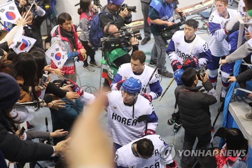 [올림픽] 최고 엄지척 (강릉=연합뉴스) 김형우 기자 = 20일 오후 강릉시 강릉하키센터에서 열린 2018 평창동계올림픽 남자 아이스하키 예선 대한민국 대 핀란드의 경기. 대표팀 선수들이 핀란드에 5대2로 패한 뒤 경기장을 빠져나가고 있다. 2018.2.20 vodcast@yna.co.kr