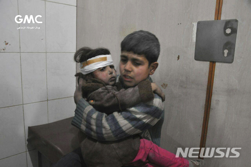 【구타=AP/뉴시스】21일(현지시간) 시리아 다마스쿠스 외곽의 간이 병원에서 정부군 공습으로 부상을 입은 어린이들이 서로를 끌어안고 있다. 사진은 구타 미디어 센터가 제공한 것이다. 2018.2.22.