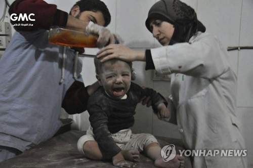 시리아 동구타 폭격으로 다친 아기가 임시 병원서 치료를 받는 모습 [AP=연합뉴스]