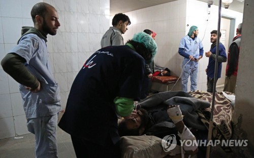폭격으로 다친 사람들을 치료하는 의료진 [AFP=연합뉴스]